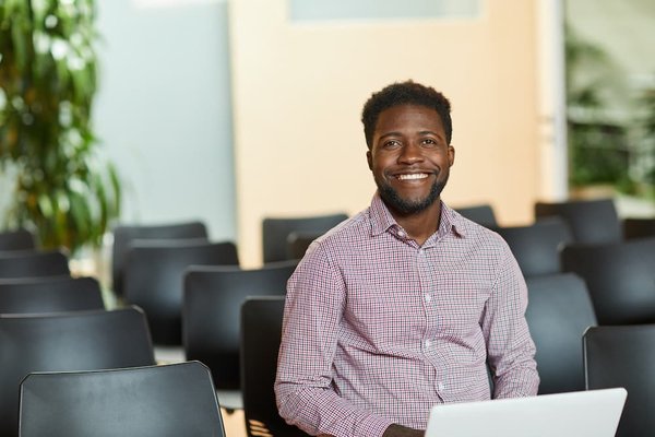 Quelles sont les responsabilités d'un spécialiste SEO, quelles compétences doit-il avoir et comment influe-t-il sur la visibilité en ligne des entreprises ?