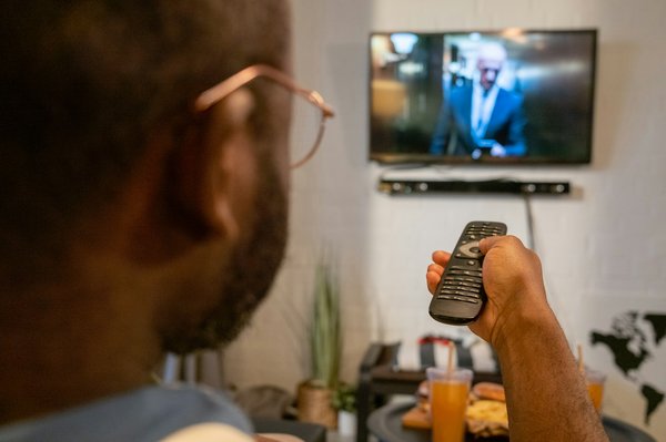 Abonnements IPTV : zoom sur leur fonctionnement, leurs avantages et leurs inconvénients